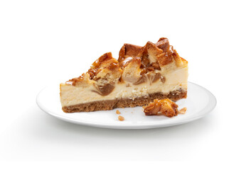 Cake en plato sobre fondo blanco. Cake on plate on white background.