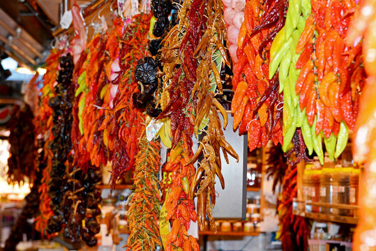 Mercat de la Boqueria in Barcelona, Spaniens  er&uuml;hmter, lebhafter &ouml;ffentlicher Markt, der keine W&uuml;nsche offen l&auml;&szlig;t.Im Angebot Fleisch, Fisch, Obst, Gem&uuml;se und andere Lebensmittel