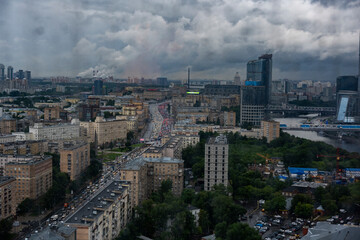 Obraz premium a view of a big city through the window where you can see that it is raining outside