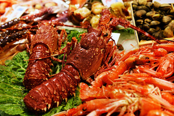 Mercat de la Boqueria in Barcelona, Spaniens berühmter, lebhafter öffentlicher Markt, der keine Wünsche offen läßt.Im Angebot Fleisch, Fisch, Obst, Gemüse und andere Lebensmittel