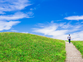 青空と緑の丘