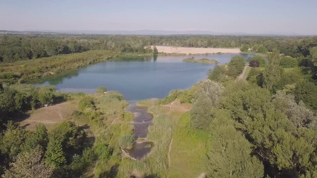 Vue a&eacute;rienne de l'un des lacs du grand parc Miribel Jonage