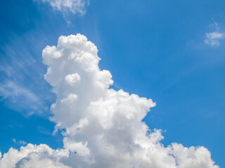 Obraz premium blue sky with cloud closeup. blue sky background with a tiny clouds.