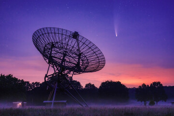 Neowise comet and radio telescope at dusk - obrazy, fototapety, plakaty