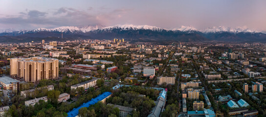 Obraz premium Panorama of the evening landscape of the city of Almaty with a view of the mountains