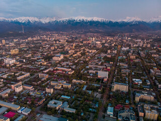 Obraz premium Evening landscape of Almaty city with a view of the mountains