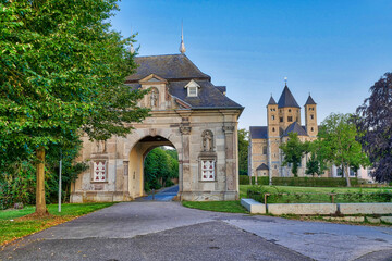 Historisches Tor und Kloster in Knechtsteden