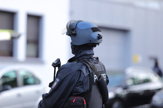 Polizei Eingreiftruppe bei der Arbeit w&auml;hrend einer Razzia

