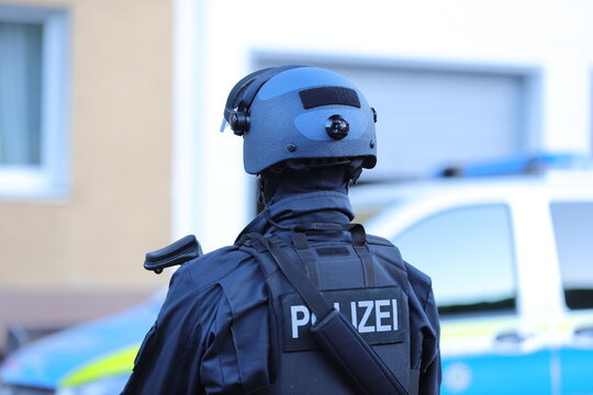 Polizeibeamter bei seiner Arbeit w&auml;hrend einer Razzia
