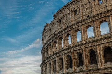 Rzymskie Coloseum na tle zachmurzonego nieba - obrazy, fototapety, plakaty