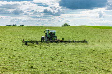 Traktor mit Heuwender © by-studio