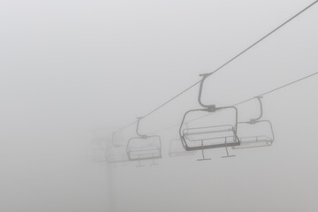 znikające w gęstej mgle kanapy 