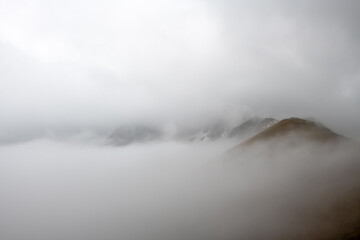 bardzo gęsta mgła na szczytach gór, Tatry, Polska