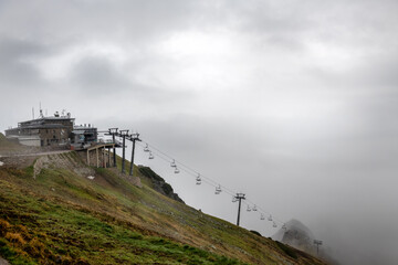 wyciąg kanapowy na Kasprowy Wierch na tle gęstej mgły