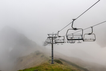 znikający we mgle wyciąg narciarski