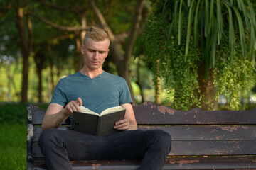 Obraz premium Young man with blond hair at the park outdoors