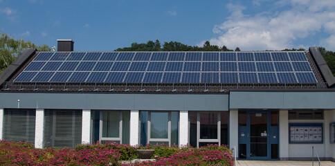 A three-row photovoltaic system built on an office building.