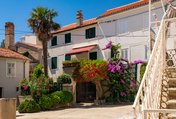 Krk Kroatien Haus Idyll Blumen Blütenpracht Kulisse Altstadt Mittelmeer Adria Insel mediterran...