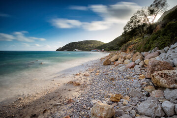 Obraz premium Beach with Stunning light during sunset in Popular Coastal Landscape in Portinho da Arrábida, Setúbal, Portugal, Atlantic ocean