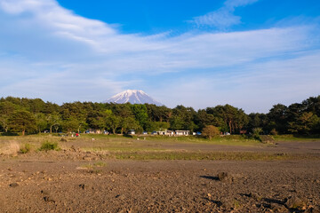 Fototapeta na wymiar 本栖湖 東側の湖畔と富士山 夕方