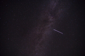 Die Milchstraße bei Nacht im Juli 2020, während die Raumsonde ISS (International Space Station)...