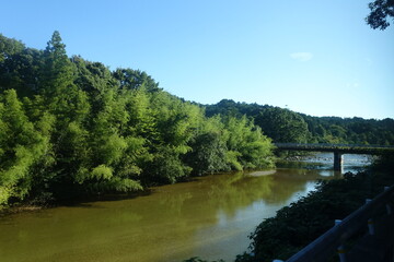 Obraz premium river in the mountain with bridge view, reflection and trees in summer, on the way to Miho museum, located southeast of Kyoto, Japan, near the town of Shigaraki, in Shiga