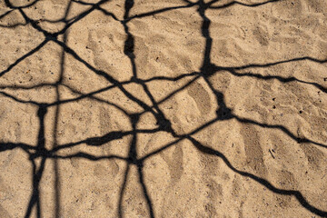 Sand und Schatten von Klettergerüst