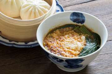 激辛野菜ラーメンと肉まんの食事	
