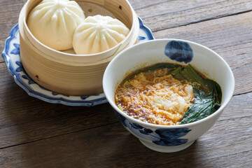 激辛野菜ラーメンと肉まんの食事