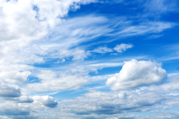 Obraz premium white beautiful smoothly blurred clouds in the blue sky