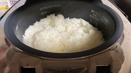 炊飯器の中の白米。日本文化。家電