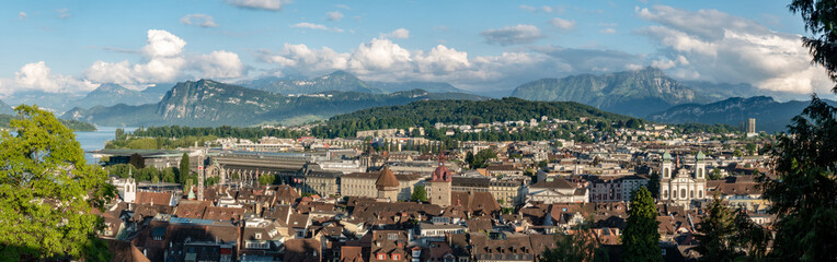 Fototapeta premium Panoramę miasta Luzern z Alpami w tle