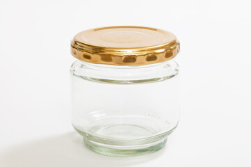 金色の蓋がついた空の透明ガラス瓶