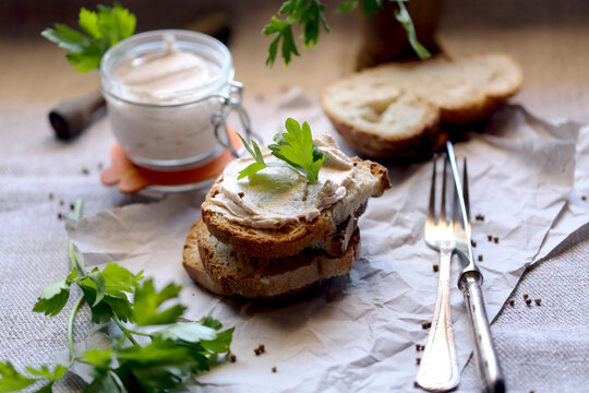 Riet salm&atilde;o com queijo macio e salm&atilde;o defumado.