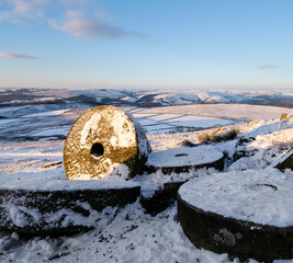 Fototapeta na wymiar Sunrise in the mountains with snow at Stanage Edge, Peak District