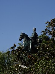 Estatua que forma parte de un monumento a Felipe IV situada en los Jardines de Sabatini junto al Palacio Real de Madrid