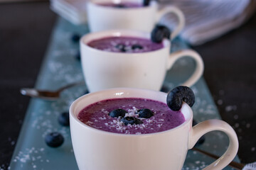 frischer Blaubeeren Joghurt in einer weißen Tasse