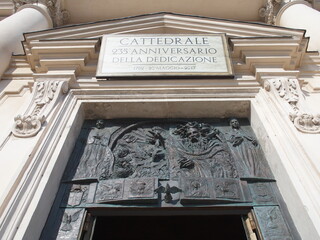 Eingangsportal der Kathedrale von Civitavecchia Italien