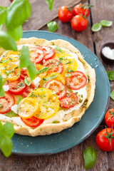 Rustikale Quiche mit frischen Tomaten