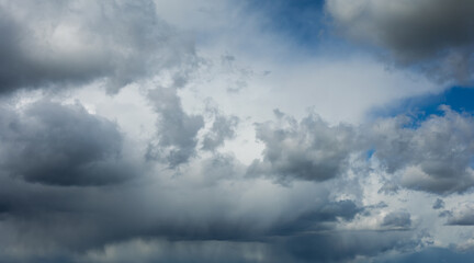 Obraz premium Beautiful blue dramatic sky background at daylight before rain .with white cumulus clouds