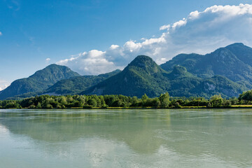 Panorama der Alpen, gesehen über den Fluss 'Inn' bei Nußdorf, in Bayern. Im Inntal, nahe der...