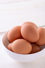 テーブルの上の卵  