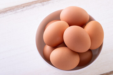 テーブルの上の卵  
