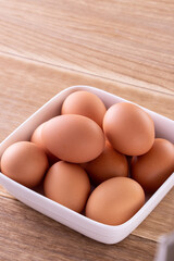 テーブルの上の卵   