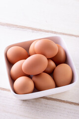 テーブルの上の卵   