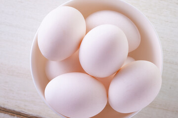 テーブルの上の卵    