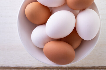 テーブルの上の卵 