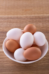 テーブルの上の卵 