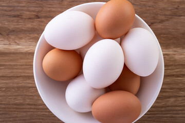 テーブルの上の卵 