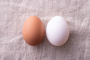 布の上の卵 